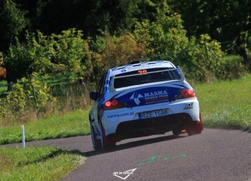 powiększ zdjęcie: Mitsubishi Lancer z logo Marma Polskie Folie na trasie rajdu Tarmac Masters w ...