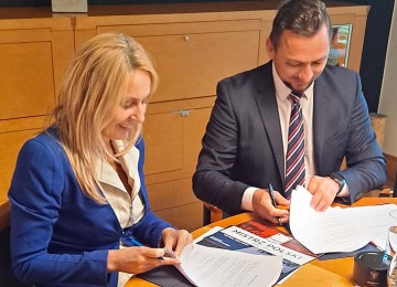 powiększ zdjęcie: Oficjalne podpisanie umowy między zarządem Marma Polskie Folie a zarządem ...