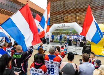 powiększ zdjęcie: Na skwerze w Millenium Hall w Rzeszowie zaprezentowała się drużyna Marma ...